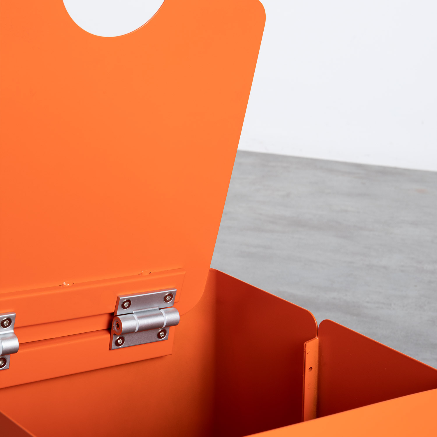 Quadratischer Pouff mit Stauraum und Rädern aus Metall und Stoff Graos